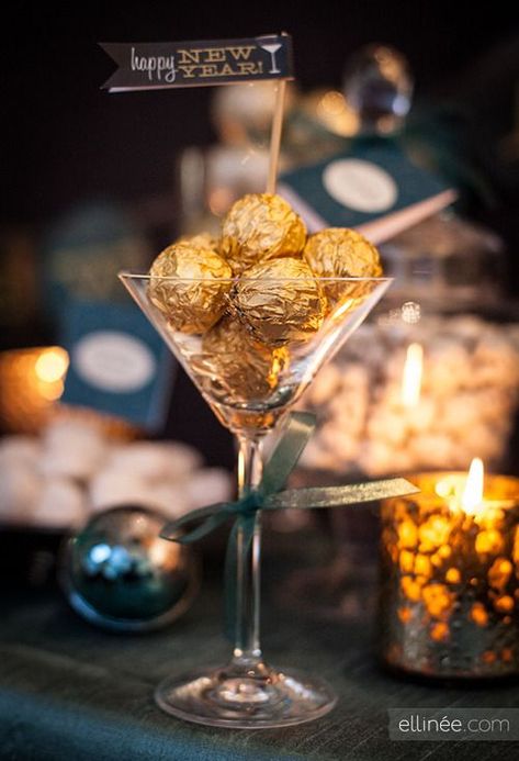 Glam New Year's Eve party idea! Buy lots of ferrero rocher chocolates and put them in a serving bowl New Year Printables, Ferrero Rocher Chocolates, New Year's Eve Celebrations, Nye Party, New Years Eve Decorations, Ferrero Rocher, Party Kit, New Year’s Eve, New Years Decorations