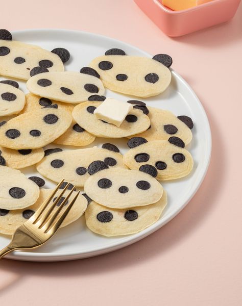 Panda Birthday Theme, Panda Food, Panda Themed Party, Panda Birthday Party, Black Food Coloring, Panda Birthday, Panda Party, Kawaii Cooking, Vegan Pancakes