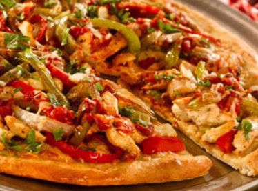 Chicken Fajita Pizza Recipe | Just A Pinch Recipes Chicken Fajita Pizza, Butter Chicken Pizza, Pizza And Wings, Fajita Pizza, Chicken Pizza Recipes, Diy Pizza, Pizza Quiche, Pizza Sandwich, Chicken Fajita