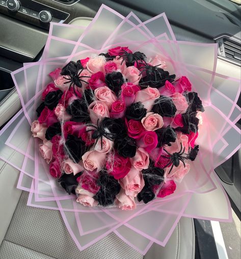 Pink Black Bouquet, Flower Bouquet Halloween, Spooky Ramos, Halloween Ramos, Spooky Bouquet Ideas, Halloween Flower Bouquet, Spooky Bouquet, Halloween Bouquet, Halloween Roses