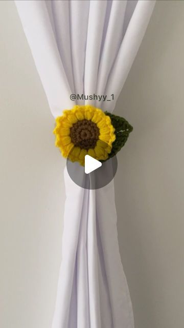 Crochet Curtains Holder, Curtain Holder Crochet, Curtain Holder Diy, Crochet Curtain Holder, Sunflowers Diy, Practical Crochet, Mug Cozy Pattern, Sunflower Curtains, Sunflower Motif