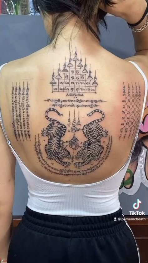 Angelina Jolie Back Tattoo, Angelina Jolie Tattoo, Thai Tattoos, Khmer Tattoo, Woman With Tattoos, Buddhist Tattoo, Sak Yant Tattoo, Aries Tattoo, Thai Tattoo