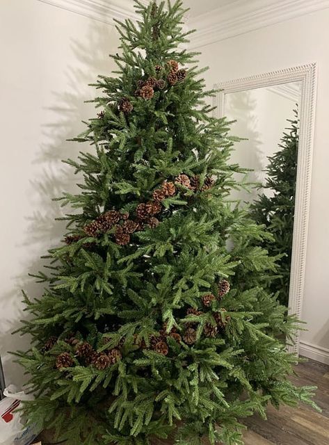 Pinecones On Christmas Tree, Christmas Tree With Pinecones And Berries, Pinecones Christmas Tree, Christmas Tree With Pinecones Decoration, Pine Branches Christmas Decorations, Pine Cone Christmas Tree Decorations, Diy Christmas Tree Picks, Christmas Decorations Pinecones, Christmas Pinecones Decorations