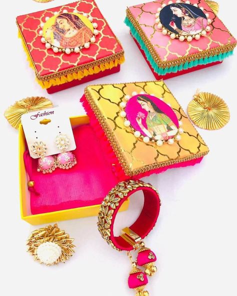 Hampers for Mehendi Favors includes box, kundan earrings, bangle and pearl ring Jewel Packaging, Mehandi Ideas, Gifting Business, Lipan Art, Wedding Packing, Marriage Box, Wedding Gift Hampers, Wedding Cake Boxes, Desi Art