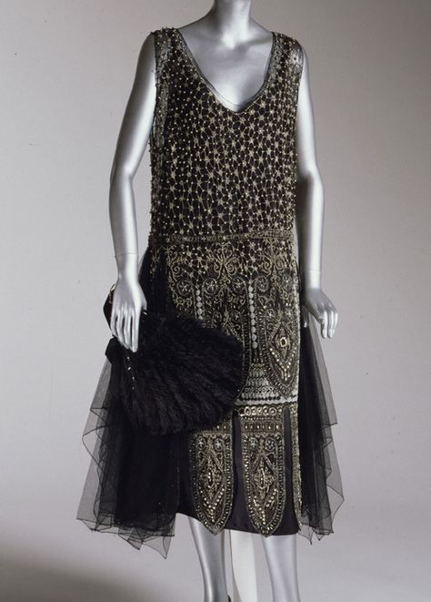 Evening dress, 1925 From the Philadelphia Museum of Art Roaring 20s Fashion, 1920s Women, Fashion 1920s, Flapper Era, 1920s Dresses, Flapper Dresses, 1920s Outfits, 1920 Fashion, Louise Brooks