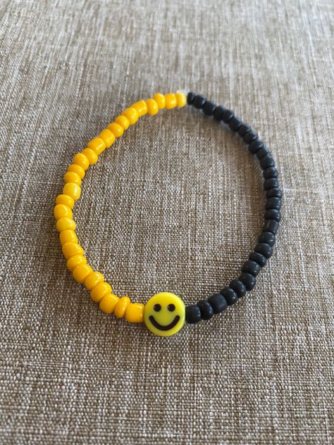 Smiley Bracelet, Smiley Face Bracelet, Accessories Idea, Beaded Items, Bracelet Inspo, Beads Ideas, Black Beaded Bracelets, Friends Wallpaper, Diy Bracelet Designs