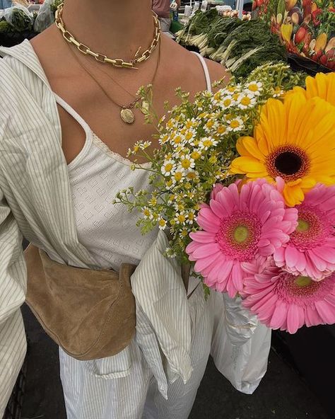 Summer In A Small Town, September Photoshoot, June Mood Board, Farmers Market Aesthetic, Weekend In Chicago, Farmers Market Outfit, Friend Vibes, Market Outfit, Market Aesthetic