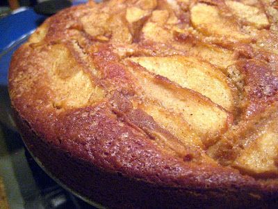 Buttermilk Apple Cake, Simple Apple Cake, Cake With Raspberries, Buttermilk Cake, Apple Cake Recipes, Granny Smith Apples, Breakfast Cake, Round Cake Pans, Granny Smith