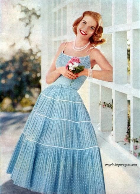 blue Celebrity Daughters, Fashion 60s, 1950s Fashion Dresses, Fashion 1950s, Vintage Glam, Vestidos Vintage, 50s Dresses, Moda Vintage, Vintage Vogue