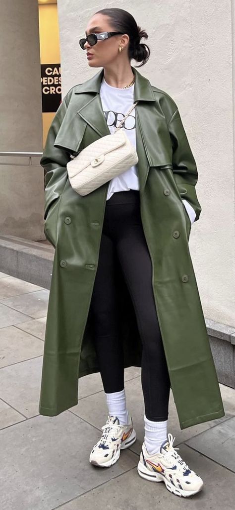 Olive Green Autumn Outfit, Leather Trench Outfit Street Styles, Colored Trench Coat Outfit, Olive Green Long Coat Outfit, Leather Green Jacket Outfit, Green Leather Trench Coat Outfit, Green Leather Coat Outfit, Green Leather Trench Coat, Dark Green Trench Coat Outfit