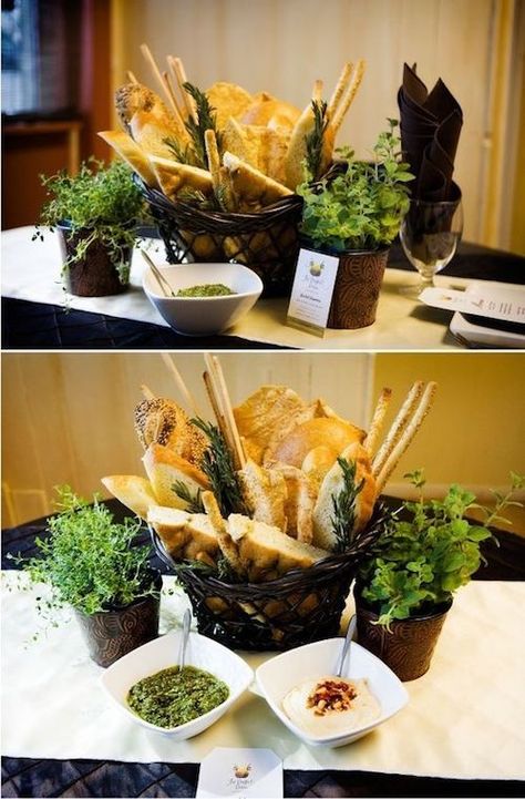 Focaccia and grissini with pesto tapenade and roasted pinenuts as a delicious edible centerpiece. Edible Centerpieces, Decoration Buffet, Italian Dinner Party, Diy Centerpiece, Italian Party, Italian Dinner, Food Displays, Food Display, Bread Basket