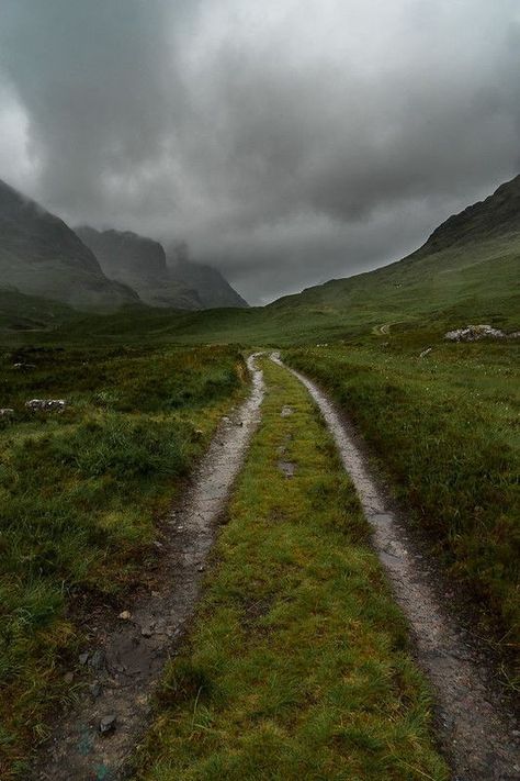 Scotland Rain, Things To Do In Scotland, Scotland Aesthetic, Scotland Road Trip, Scotland Landscape, Places In Scotland, Glen Coe, Travel Scotland, Incubus