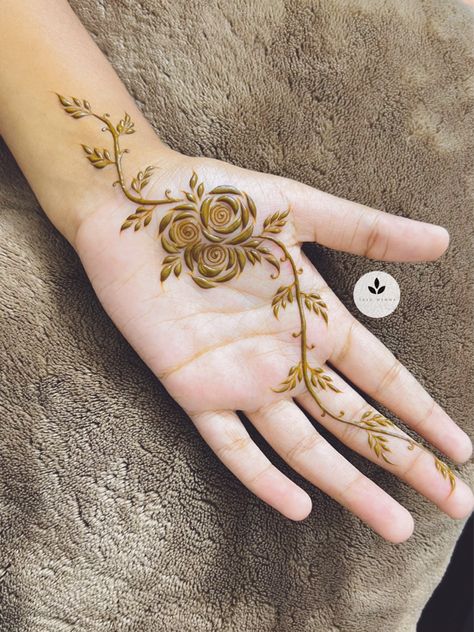 Modern Henna Designs Palm Simple, Cute Henna Designs Inside Hand, Mendhi Inside Hand Simple, Palm Henna Designs Easy Simple Aesthetic, Inside Palm Henna Designs, Mehandi Designs Inside Hand, Henna Inside Palm, Inside Henna Design, Palm Mehndi Design Simple Easy For Beginners