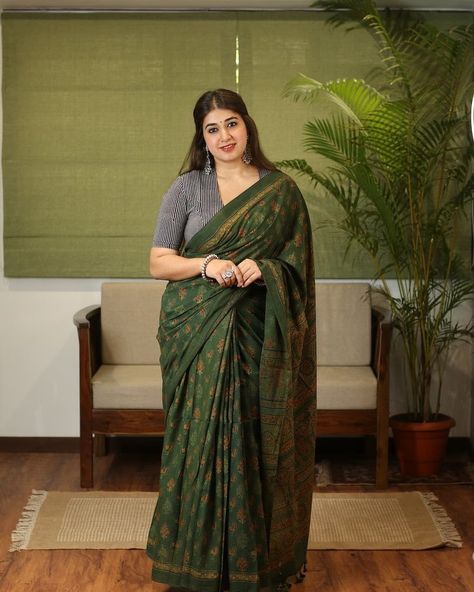 Farewell Sarees Plus Size, Saree Poses For Chubby Women, Saree For Chubby Girls, Plus Size Saree, Saree Pic, Dress For Chubby, Saree Cotton, Cotton Saree Blouse Designs, Cotton Blouse Design