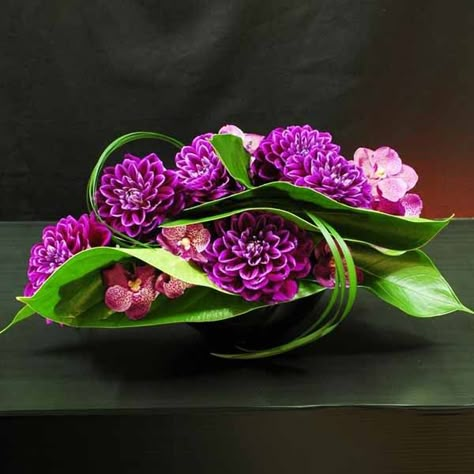 Design Floral Moderne, Corporate Flowers, Modern Floral Design, Florist Design, Floral Art Design, Modern Flower Arrangements, Japanese Flowers, Beautiful Flower Arrangements, Deco Floral