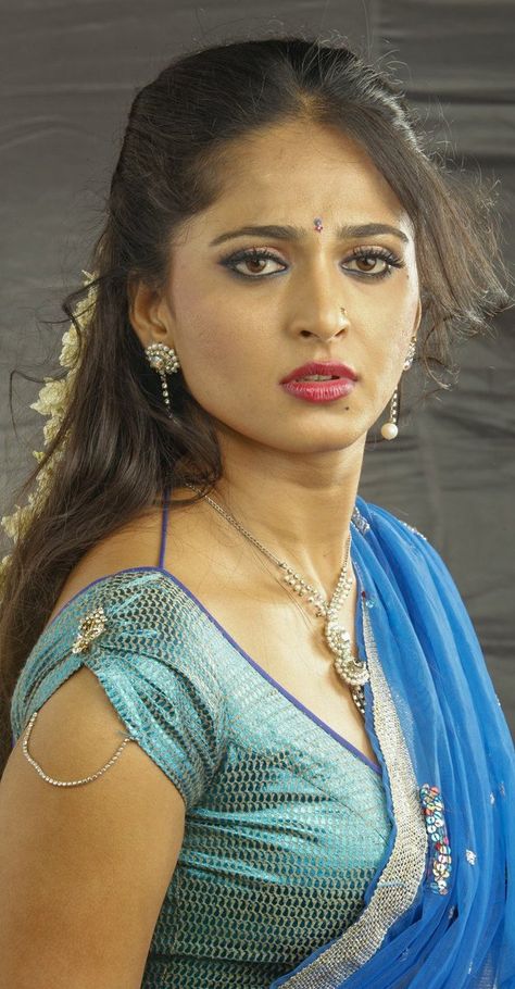 Actress Hairstyles, Anushka Shetty, Actress Without Makeup, Arabian Beauty Women, Beauty Face Women, Beautiful Smile Women, Thread, India, On Twitter