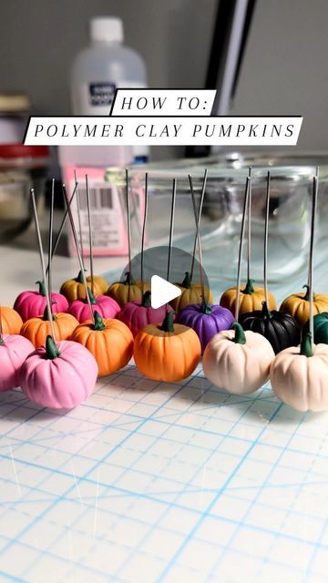 Clay Pumpkins, Clay Pumpkin, Halloween Pumpkin Diy, Miniature Polymer Clay, Polymer Clay Halloween, Halloween Clay, Halloween Tutorial, Halloween Miniatures, Polymer Crafts