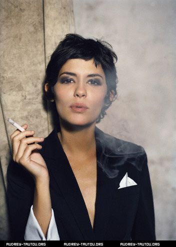 Audrey Tautou. Childhood crush. Any girl that has the face to pull off hair like that . . . damn. Hair Winter, Clemence Poesy, Celebrity Short Hair, Miranda Priestly, Audrey Tautou, Jeanne Damas, Claudia Schiffer, French Actress, Bob Ross