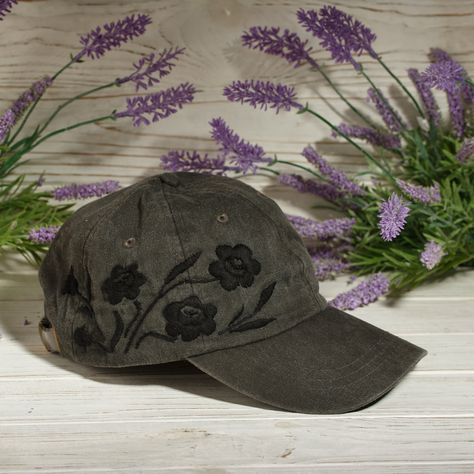 Hand Embroidered Pendant, Bone Bordado, Custom Embroidered Hats, Black Baseball Hat, Embroidery Caps, Hat Decoration, Sashiko Embroidery, Hand Embroidered Flowers, Etsy Ideas