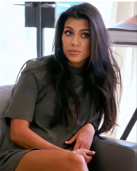 Kourtney Kardashian Makeup, Kardashian Hair Color, Kourtney Kardashian Hair, Kardashian Hair, 2024 Goals, Hair Inspiration Short, Blending Gray Hair, Balayage Hair Blonde, Hairdo For Long Hair