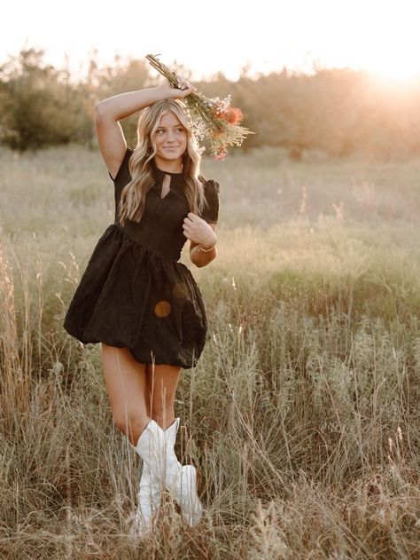 Cowgirl Boots Dress, Western Senior Pictures Outfit, Cowgirl Senior Pictures, Pretty Senior Pictures, Western Photo Shoots, Fall Senior Photos, Cowgirl Photoshoot, Cute Senior Pictures, Senior Photoshoot Poses