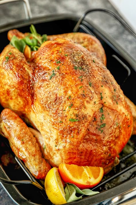 Butter Turkey, Thanksgiving Turkey Recipe, Best Thanksgiving Turkey Recipe, Balkan Food, Roast Turkey Recipes, Garlic Herb Butter, Healthy Recipes Easy Snacks, Turkey Recipes Thanksgiving, Turkey Recipe