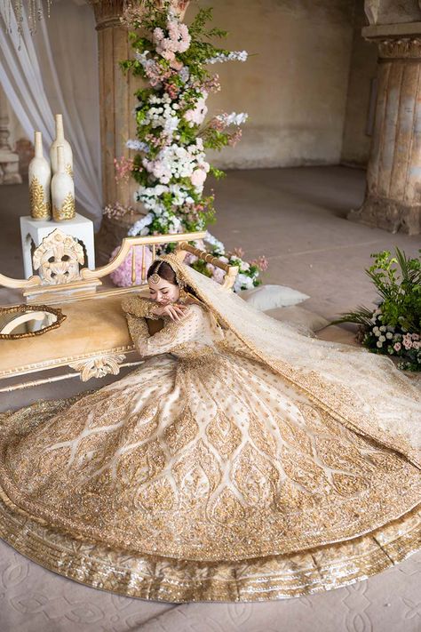 Mohsin Naveed Ranjha, Bride Groom Photoshoot, Nikah Dress, Simple Bride, Desi Wedding Dresses, Nikkah Dress, Hania Amir, Dream Wedding Decorations, Latest Bridal Dresses