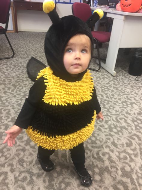 Bee Halloween Costume #DIY #Halloween #Bees #FollowMe Boy Bee Costume, Homemade Bee Costume, Honeybee Costume Diy, Bumble Bee Baby Costume, Bumble Bee Costume Diy, Diy Bee Costume Women, Kids Bee Costume, Bee Halloween Costumes, Diy Bumblebee Costume