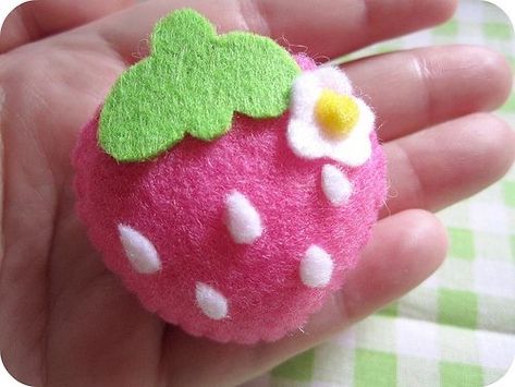 Strawberry Cute, Strawberry Stuff, Strawberry Things, Cute Shapes, Cute Sewing Projects, Strawberry Pink, Pink Strawberry, Cute Strawberry, 背景 シンプル