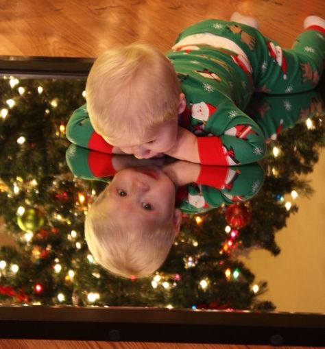 Toddler Christmas picture with mirror Diy Christmas Pics Of Kids, At Home Toddler Christmas Pictures, Country Christmas Mini Sessions, Diy Christmas Photo Shoot Toddler, Daycare Christmas Photoshoot, Christmas Photo Shoot Ideas For Toddlers, Toddler Christmas Pictures Ideas, Toddler Christmas Tree Pictures, Christmas Photoshoot Ideas For Toddlers