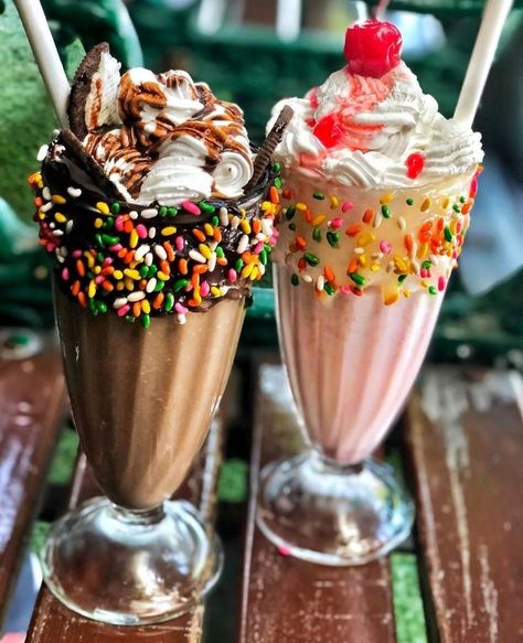 Make Milkshake, Ice Cream Shake, Christmas Dinner Plates, Ice Cream Sundaes, Milk Smoothie, Yummy Ice Cream, Milk Shakes, Milk Shake, Yummy Comfort Food