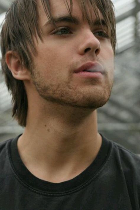 Thomas Dekker Change Your Personality, Writing Inspiration Pictures, Celebrity Long Hair, Long Hairstyles With Bangs, Thomas Dekker, Walter Raleigh, Person Portrait, John Connor, Grunge Guys