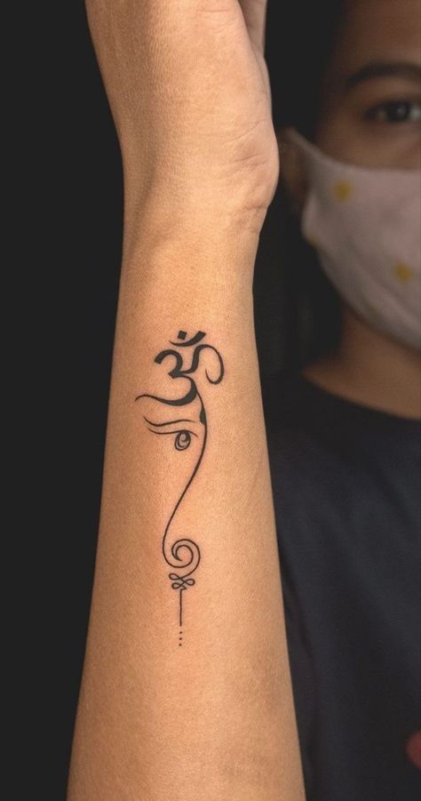 Om Tattoo Design, Tato Henna, Cool Wrist Tattoos, Hand Tattoos For Girls, Hand And Finger Tattoos, Om Tattoo, Tattoo Hand, Inspiration Tattoo, Hand Tattoos For Women