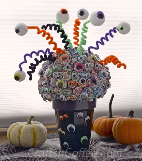 A Halloween treat idea for Kenny! Hope you have a great walk this morning! Lollipop Centerpiece, Center Peices, Diy Halloween Candy, Candy Centerpiece, Halloween Lollipop, Lollipop Tree, Candy Centerpieces, Google Eyes, Candy Bouquets