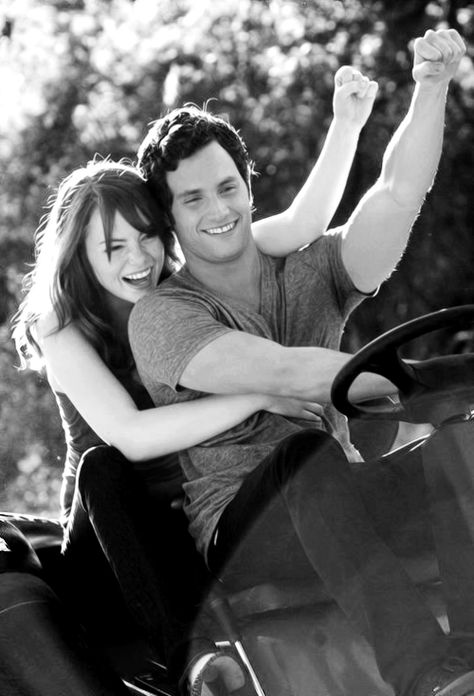 Emma Stone and Penn Badgley Teen Romance Movies, Best Romantic Comedies, Penn Badgley, Chick Flicks, Easy A, Movies And Series, 80s Movies, Movie Couples, Romantic Movies