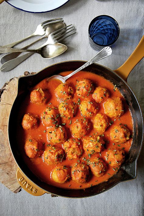 Albóndigas de garbanzos y quinoa. {Receta vegana, sin gluten, sin huevo, sin lactosa} — Chez Silvia Meatballs Zucchini, Vegetarian Recepies, Gluten Free Meatballs, Vegan Recepies, Diner Recept, Salty Foods, Vegan Gluten Free Recipes, Zucchini Noodles, Vegan Cooking