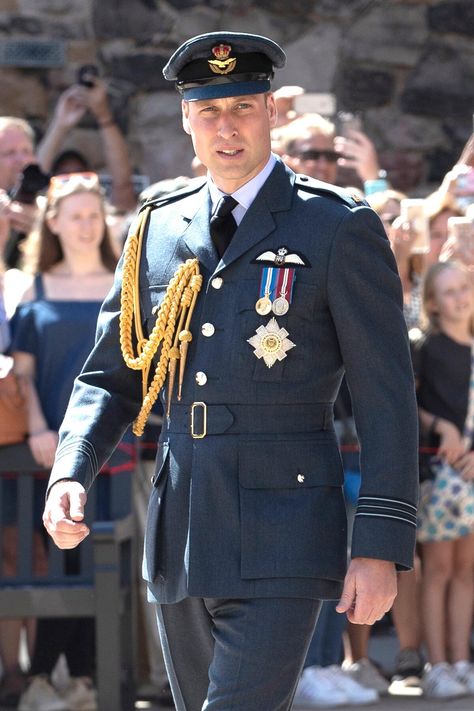 Prince William wears a military uniform for the  Annual Service of Commemoration at the Scottish National War Memorial at Edinburgh Castle. Prince William Hair, Prince William Son, Prince William Baby, Prince William Birthday, Prince William Girlfriends, Kate Middleton Kids, Prince William Kids, Kate Middleton Young, Prince William Wife