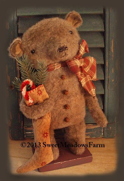 Primitive Sewing Patterns, Bear Wreath, Primitive Bear, Primitive Christmas Crafts, Teddy Bear Vintage, Christmas Bears, Old Teddy Bears, I Believe In Santa, Bear Ideas