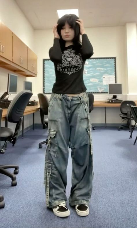 Grunge Outfits Tomboy, Alt Baggy Outfits, Grunge Inspo Outfit, Alt Outfits For School, Alt Aesthetic Outfits, Cargo Outfit Ideas, Baggy Cargo Pants Outfit, Cargo Pants Outfit Ideas, Outfit Inspo Y2k