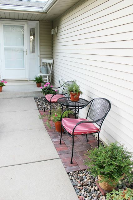 Happy At Home: tutorial How to Lay a Brick Patio.  Great idea for small seating area when you don't have a front porch. Small Brick Patio, Front Yard Patio, Small Seating Area, Backyard Seating Area, Outdoor Sitting Area, Small Front Yard, Backyard Seating, Front Patio, Brick Patios