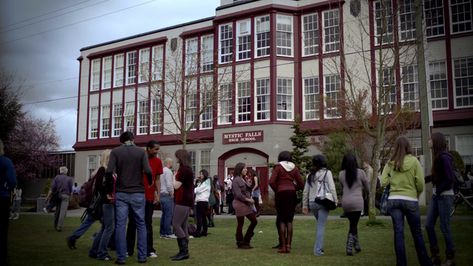 Mystic Falls High School, Vampire Diaries Mystic Falls, 2009 Aesthetic, High School Aesthetic, Beverly Hills Chihuahua, Vampire Diaries Seasons, Wicked Game, Central Saint Martins, Mystic Falls