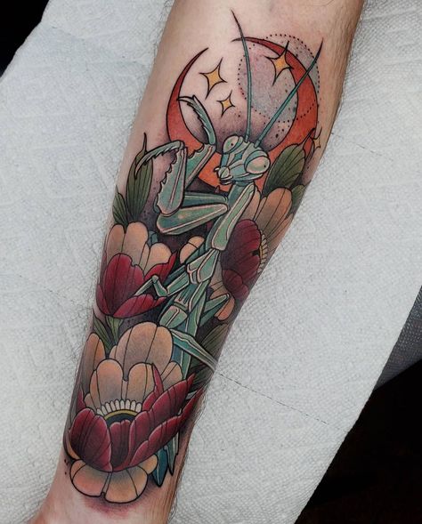 Neo Traditional Praying Mantis, Dragonfly Tattoo Neo Traditional, Orchid Praying Mantis Tattoo, Orchid Mantis Drawing, Pray Mantis Tattoo, Prey Mantis Tattoo, American Traditional Bug Tattoo, Praymantis Tattoos, Praying Mantis Tattoo Traditional