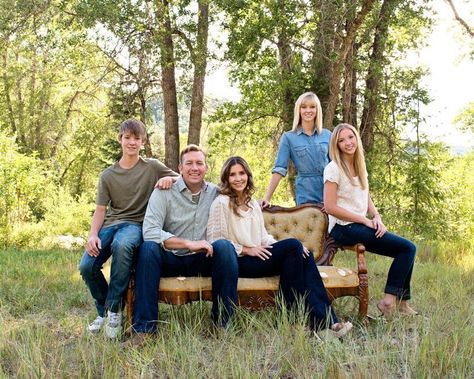 Pose - use bench from kitchen for this Vintage Family Pictures, Large Family Pictures, Large Family Photography, Large Family Poses, Composition Photo, Large Family Photos, Family Photo Poses, Family Photoshoot Poses, Family Portrait Ideas