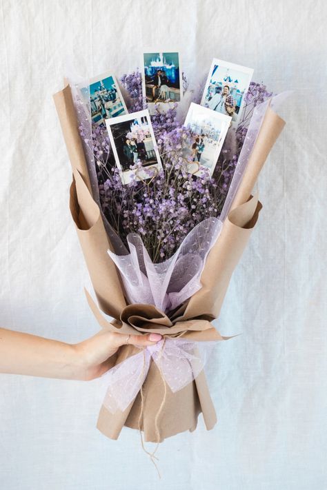 Picture Bouquet Gift, Picture Bouquet Crafts Gift Ideas, Book Bouquet Gift Tiktok, Photo Bouquet Handmade, Bts Flower Bouquet, Polaroid Bouquet, Kpop Bouquet, Bts Bouquet, Bouquet For Boyfriend