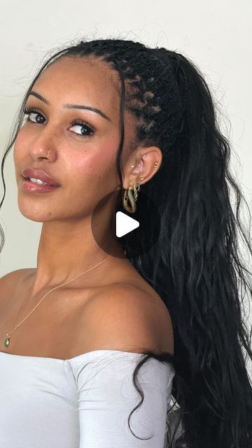 ELSA DESIREE on Instagram: "Styling knotless boho braids tutorial!

Body wave bundles from @ywigs_official" Boho Braids Body Wave, Body Wave Boho Braids, Body Wave Braids, Women In 60s, Elsa Desiree, Boho Braids Tutorial, Curly Hair Bridal Hairstyles, Knotless Styles, Knotless Boho Braids