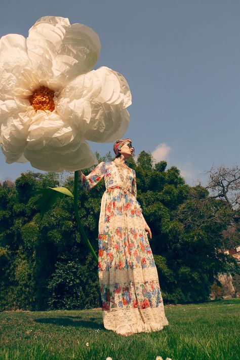 Wonderland Decor, 사진 촬영 포즈, Travel Wear, Giant Flowers, Flower Fashion, Fashion Stylist, Marie Claire, Look Chic, Editorial Fashion