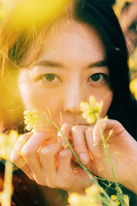 Korean Photography, Flower Portrait, Life Drawing Reference, Flower Photoshoot, Nature Photoshoot, Dreamy Photography, Portrait Photography Poses, Cute Photography, Cinematic Photography