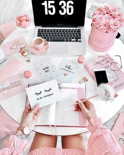 The 4 exact steps on how to start a blog in 2019. It may seem hard but you can start a blog in under 20 minutes with this guide by Boss Babe Work Desk Organization, Kosmetyki Mary Kay, Flat Lay Inspiration, Tout Rose, Mode Rose, Deco Rose, Foto Tips, Flat Lay Photography, Blogger Tips