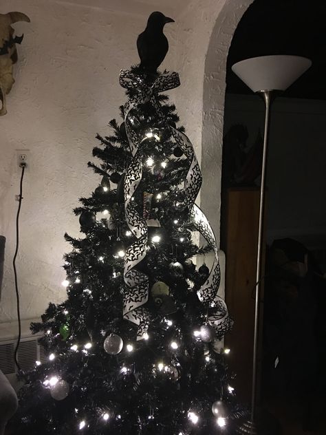 Goth Christmas tree Goth Christmas Tree, Goth Xmas, Ugly Christmas Sweater Diy Funny, Black Christmas Tree Decorations, Christmas Party Ideas For Teens, Black Christmas Decorations, Halloween Christmas Tree, Black Christmas Tree, Goth Christmas