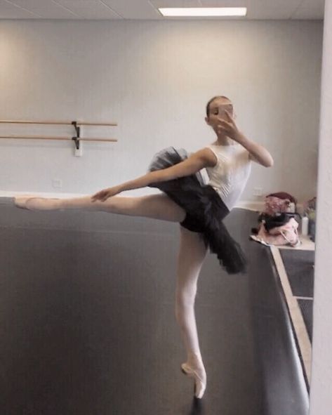 Ballet Selfie Mirror, Ballet Mirror Selfie, Ballet Selfie, Ballet Mirror, Ballet Instagram, Ballet Studio, Ballet Pictures, Ballet Inspiration, Ballet Photos